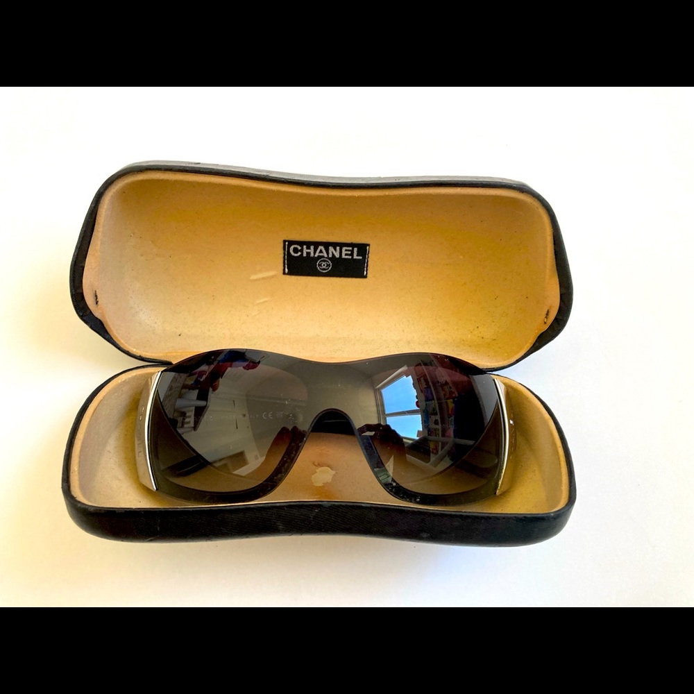 CHANEL Black sunglasses (preowned)